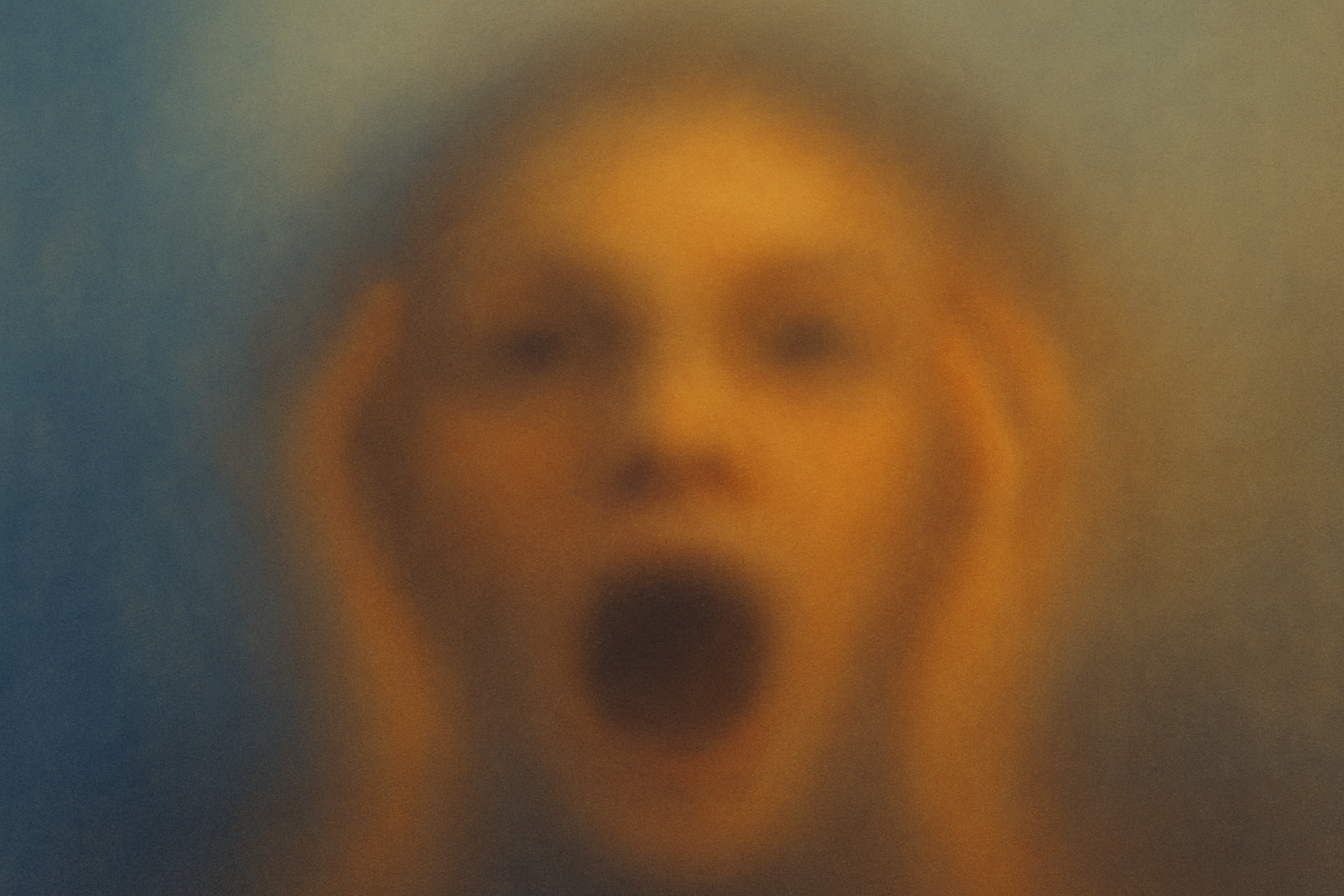 Rozmyta sylwetka człowieka z otwartymi ustami, bez wyraźnych rys&oacute;w twarzy, na tle zamglonego otoczenia.